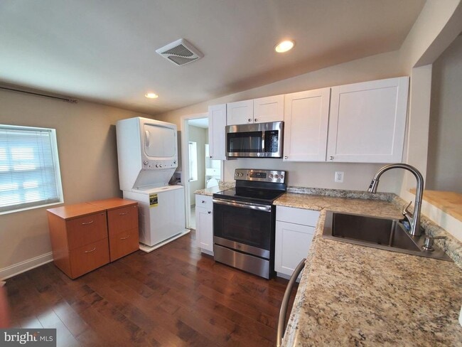 Building Photo - 600 S Washington St