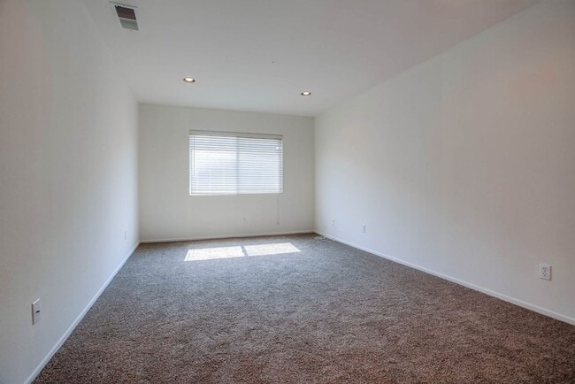 Building Photo - Available Now!! Spacious 4 Bedroom Plus a ...
