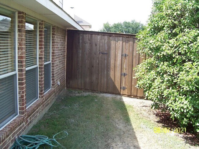 Building Photo - 7900 Brookmount St