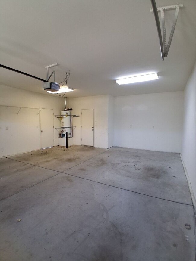 Building Photo - Desirable Clovis Single-Level Home: 3-bedroom, 2-bathroom