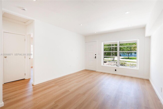 Building Photo - 3021 Coconut Grove Dr