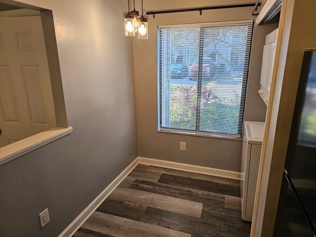 Building Photo - East Side 2 Bed 2 Bath Condo, Near Full Sa...