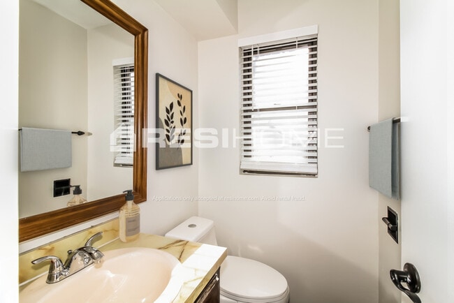 Building Photo - 5005 Oak Manor Dr