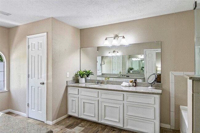 Building Photo - 170 April Cove