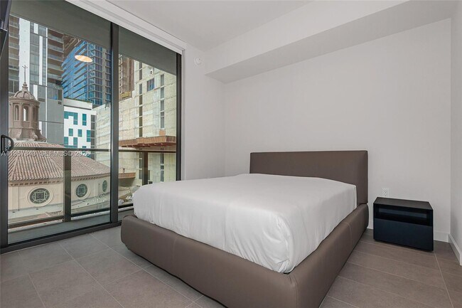 Building Photo - 121 NE 5th St