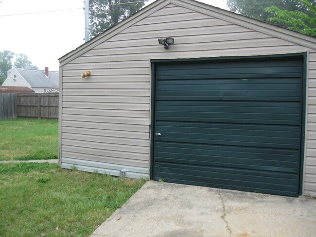 Building Photo - Beautiful single-family 3 bedroom home