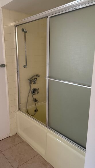 Master bedroom bathtub - 76 Calle Aragon