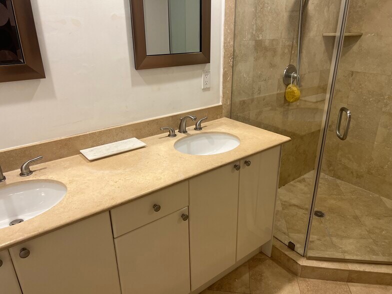 Building Photo - 1755 E Hallandale Beach Blvd