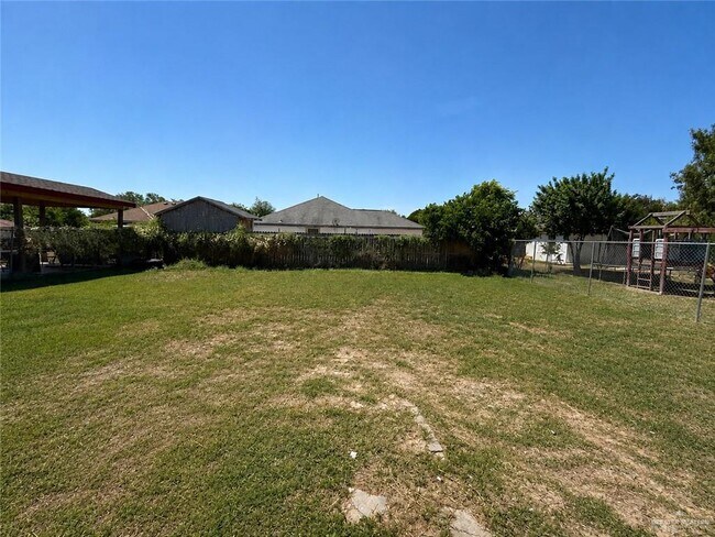 Building Photo - 709 W Falcon Ave