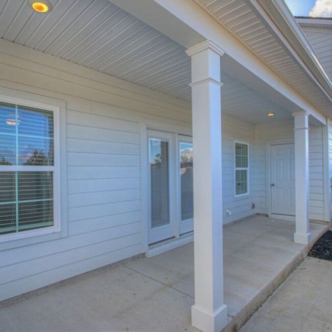 Building Photo - Upgraded, Luxury Townhouse