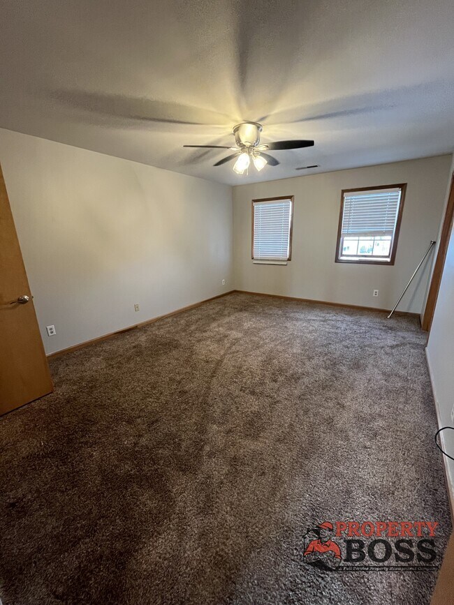 Building Photo - 925 W 89th Pl