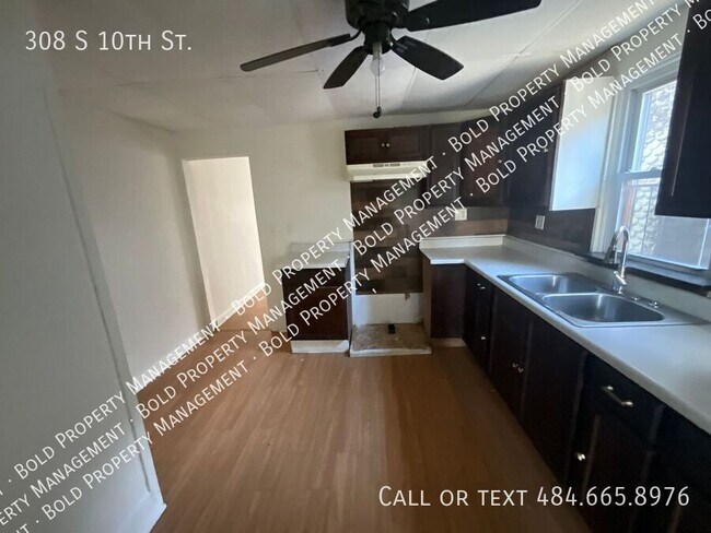 Building Photo - 308 S 10th St
