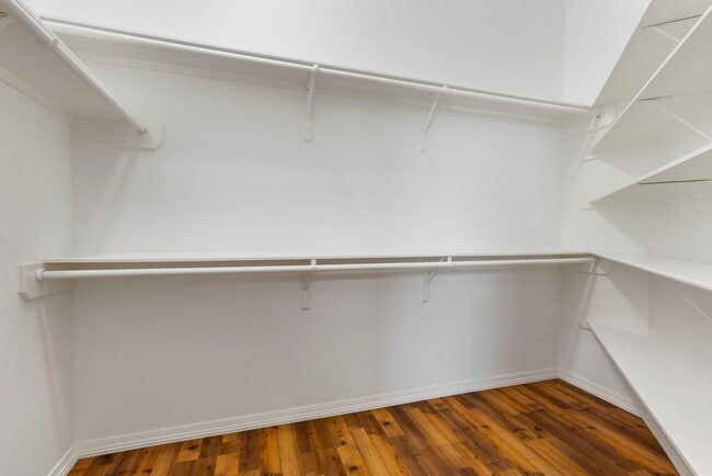 Building Photo - 6 E Cottage Green St