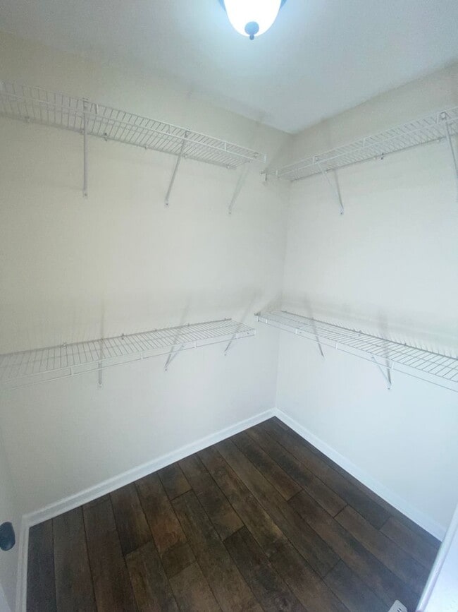 Building Photo - For Lease - 3 Bed, 2 Bath, 1232sqft Home o...