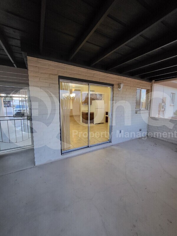 Building Photo - 905 S La Bellota