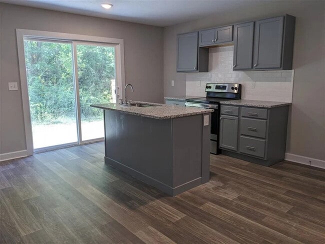 Primary Photo - Woodlark Apartents