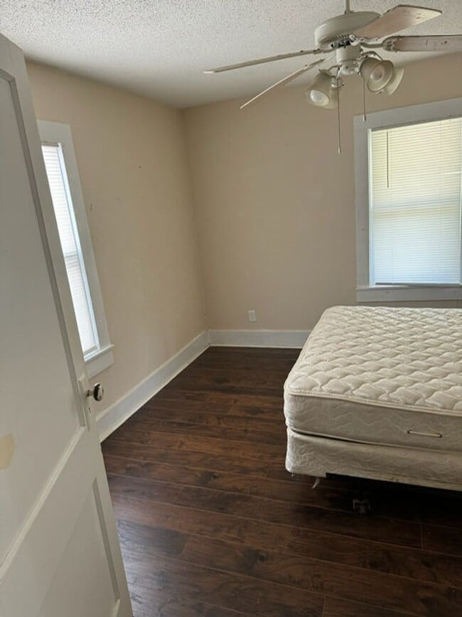 Building Photo - 2 bed/ 1 bath single family home