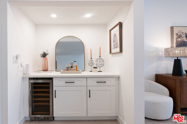 Building Photo - 839 Larrabee St