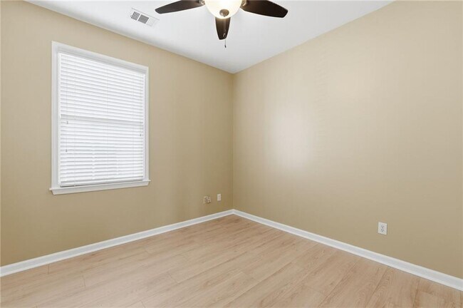 Building Photo - 726 Gardenside Cir SE