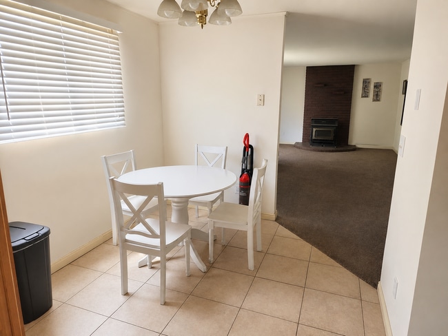 Building Photo - Charming Upstairs apartment