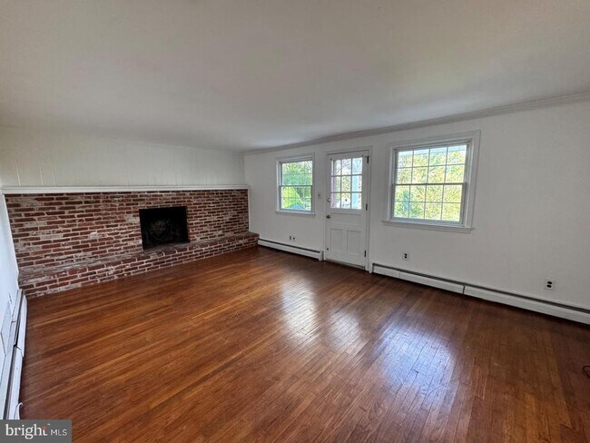 Building Photo - 765 Farnum Rd