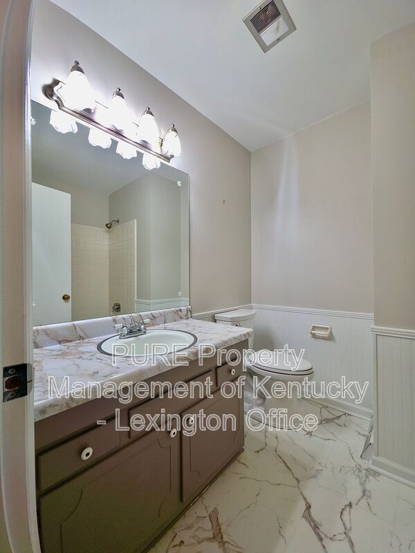 Building Photo - 3462 Lansdowne Dr