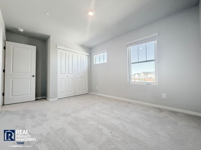 Building Photo - Stunning 4-Bedroom Home with Mount Rainier Views in Rainier Ridge!