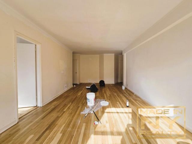 Building Photo - 2 bedroom in REGO PARK NY 11374