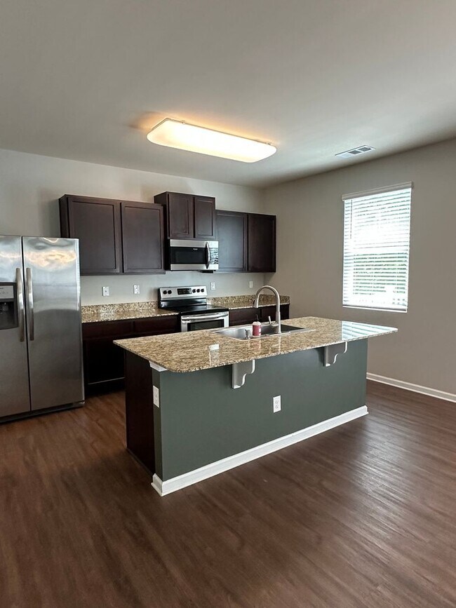 Building Photo - 4 Bedroom home in Gainesville!
