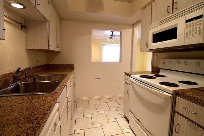 Building Photo - BEAUTIFUL HOME. UTILITIES INCLUDED!!!!