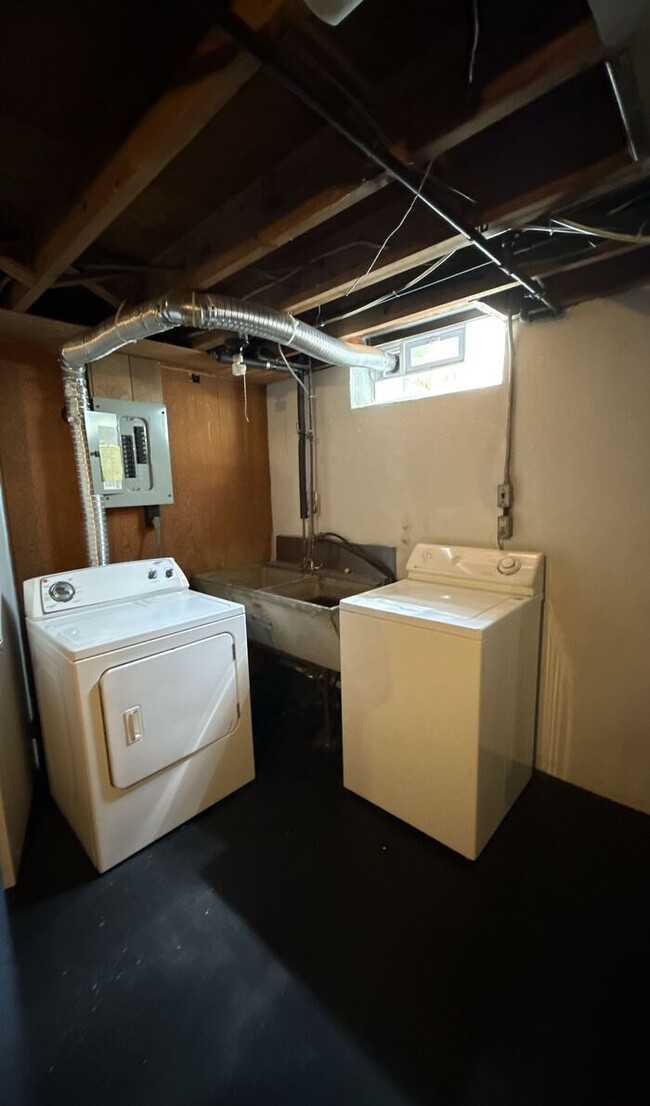 Building Photo - 1718 Cresthill Ave