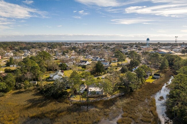Building Photo - Marsh View Beaufort Home Available Now