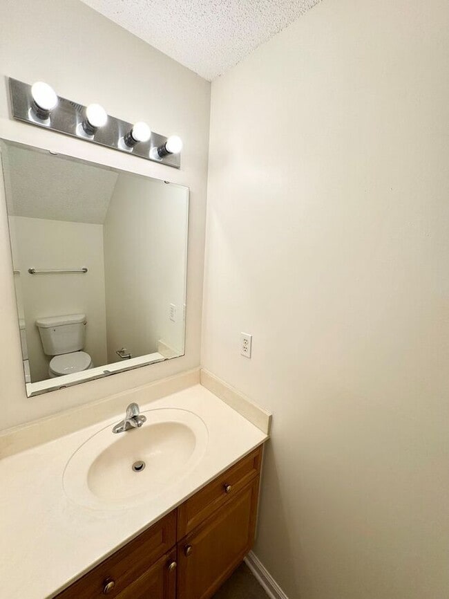 Building Photo - 2-bedroom Mathews Townhome