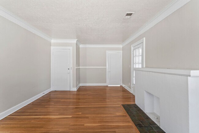 Building Photo - Charming 2-Bedroom Apartment Near UMKC – Hardwood Floors & Pet-Friendly Living in Kansas City $13...