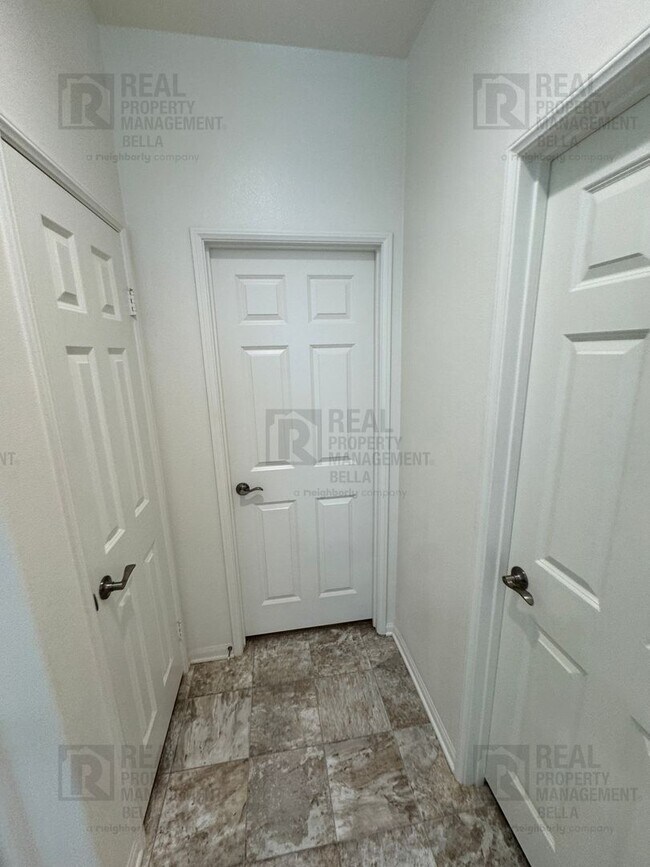 Building Photo - Single-Story Comfort & Style in Prime Heme...