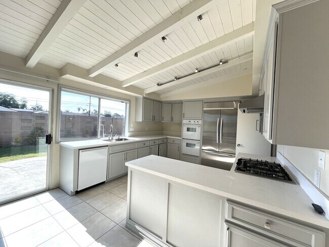 Building Photo - Wonderful Home! 3-Bedrooms, 2-Bath Plus Of...
