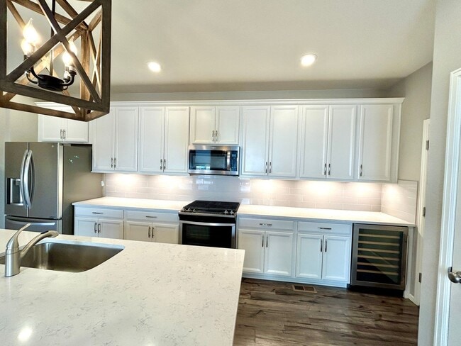 Building Photo - Better Than New! Stunning 4-year old Home Corner End-Unit with High-End Finishes