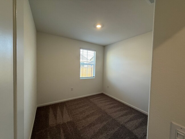 Building Photo - Brand NEW single story home in Hughson!
