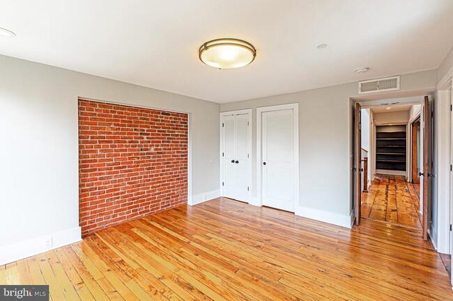 Building Photo - 325 D St SE