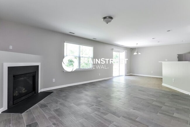 Building Photo - 4 Bedroom Pet-Friendly Home in Fuquay-Varina, NC with Main Street Renewal