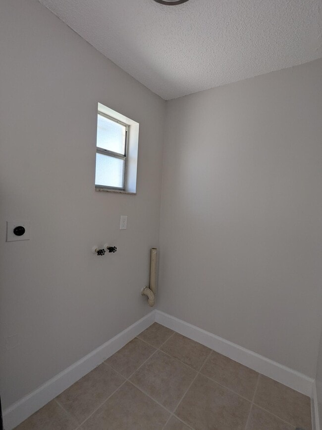 Building Photo - 4552 SE Ontario Dr