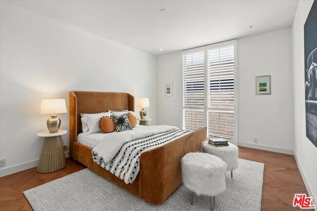 Building Photo - 300 N Swall Dr
