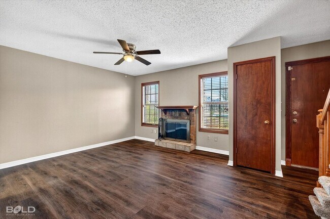 Building Photo - Harts Landing - Right next to the pool! One month half off rent!