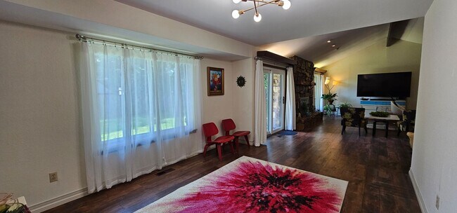 Building Photo - Contemporary Ranch in a beautiful, quiet s...