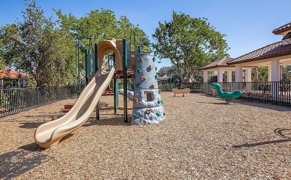Building Photo - 1750 San Bernadino Way