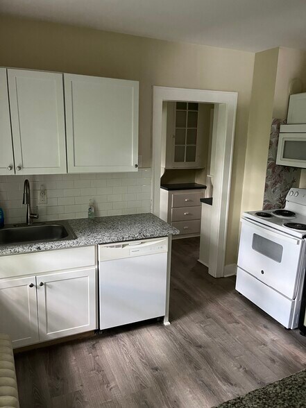 Kitchen - 208 N Ballston Ave
