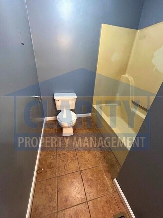 Building Photo - Spacious 3 bedroom, 2 bath home