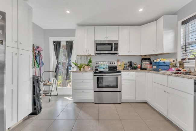 Building Photo - 818 Kaye St