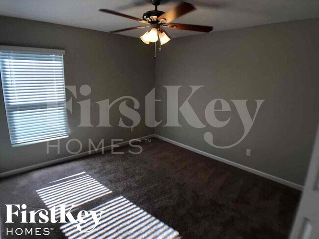 Building Photo - 2477 SW Aberdeen St