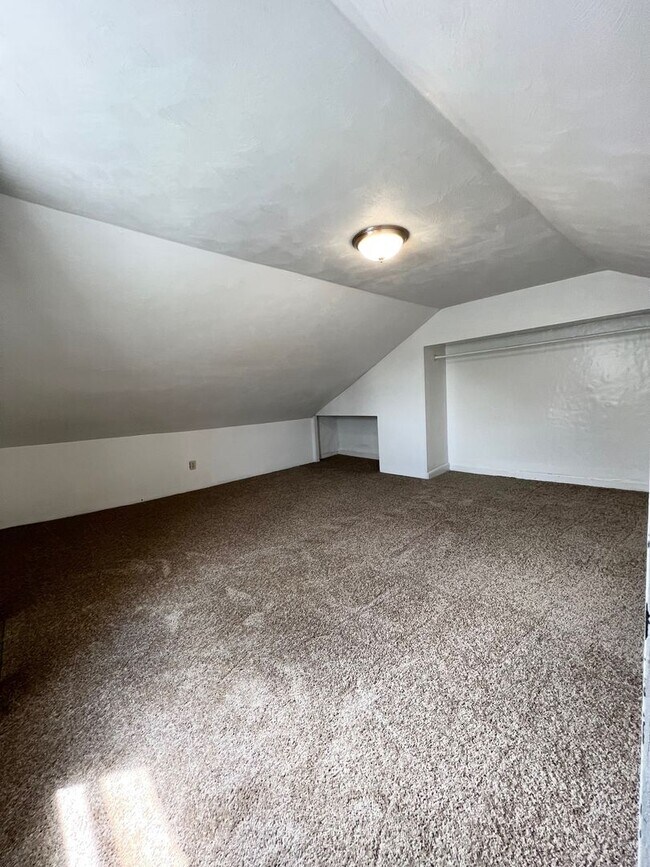 Building Photo - SPACIOUS 2 or 3 BEDROOM HOME IN THE HEART OF BLOOMFIELD!